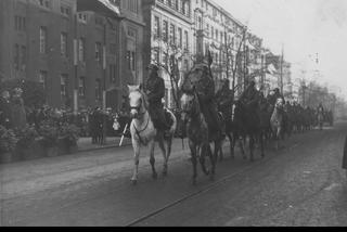Defilady wojskowe na starych zdjęciach