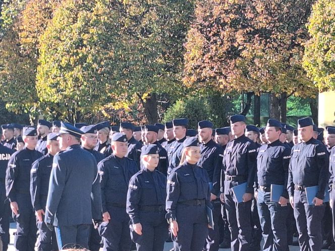 Uroczyste zakończenie szkolenia policyjnego w Katowicach. Ponad 200 nowych policjnatów