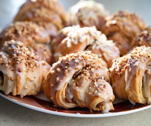 Moja babcia zawsze do rogali świętomarcińskich dodawała ten jeden składnik. Dzięki niemy rogaliki były mięciutkie, pulchniutkie i było dużo miejsca na nadzienie. Rogale świetomarcińskie