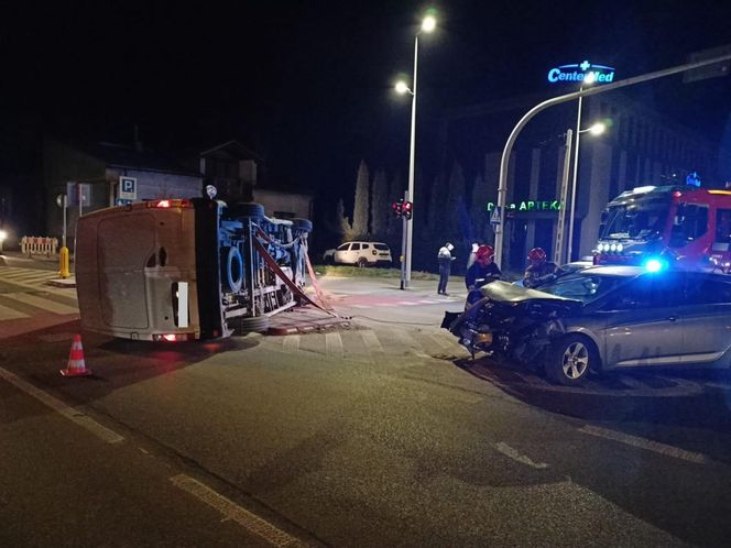 Kraksa osobówki z busem w centrum Tarnowa. Policja ustaliła przyczynę