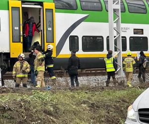 Ożarów Mazowiecki. Młody mężczyzna zginął pod kołami pociągu. Policja wyjaśnia okoliczności wypadku