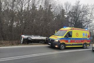 Koszmar na drodze! Bus przewożący dzieci wypadł z drogi. W szoitalu jest 7 osób!