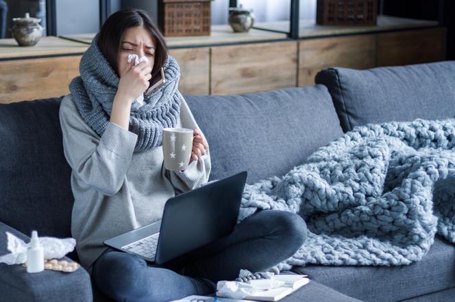 Masz grypę i czujesz się coraz gorzej? Te objawy powinny skłonić do wizyty z lekarzem