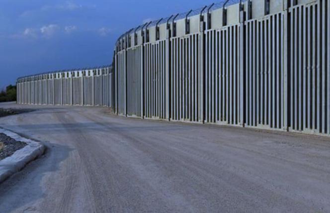 Betonowy mur na granicy zamiast płotu. Kto za to zapłaci? 