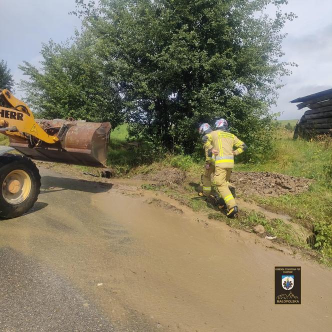 Oberwanie chmury nad Podhalem. Górskie potoki wylały. Woda wdziera się ludziom na posesje