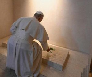 Watykan: Papież Leon XIV modlił się nad grobem Franciszka. To zostawił na marmurze