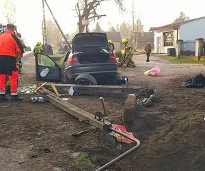 Tragedia w Tomicach. Jechali bez pasów, betonowy słup pękł jak zapałka. Są zarzuty dla młodego kierowcy