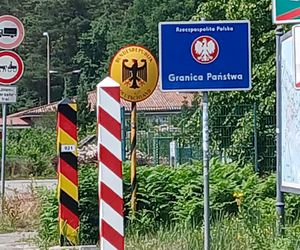 Skandal na granicy. Młody mężczyzna znieważał policjantów. Co grozi 26-latkowi?
