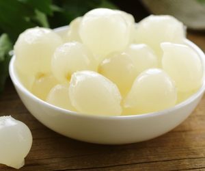 Marynowane cebulki, które uzależniają smakiem – sprawdzony przepis do słoików