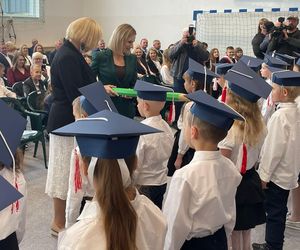 Pierwsza Dama uczciła z uczniami 100 lat od nadania imienia Stefana Batorego Szkole Podstawowej w Liwie