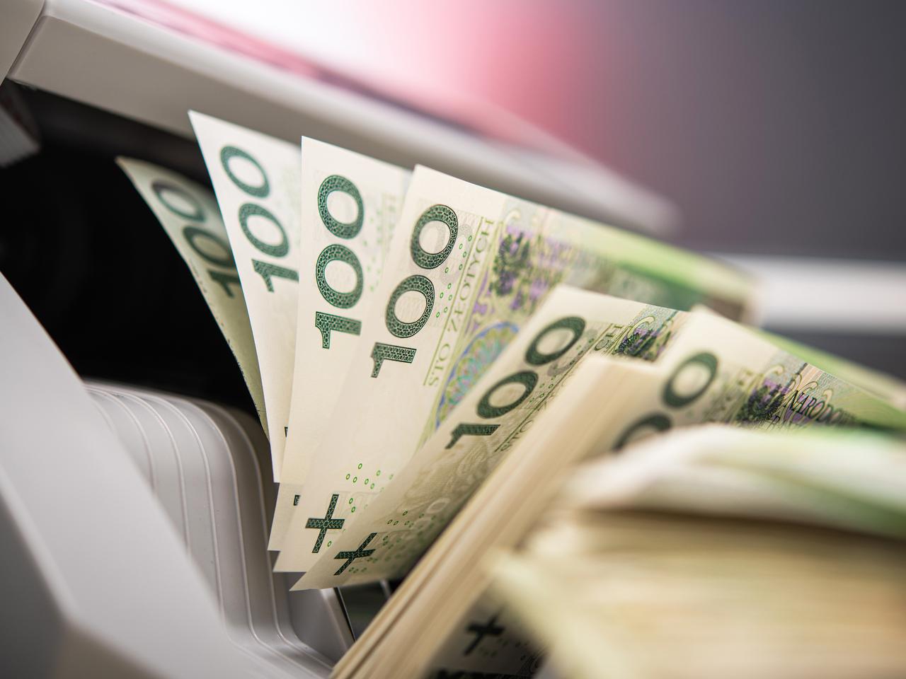 Postojowe a zasiłek macierzyński. Kto dostanie dodatkowe pieniądze?