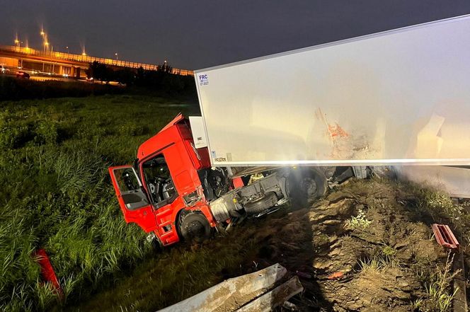 Ciężarówka runęła z nasypu na węźle pod Warszawą