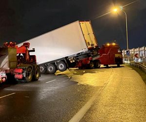 Ciężarówka runęła z nasypu na węźle pod Warszawą