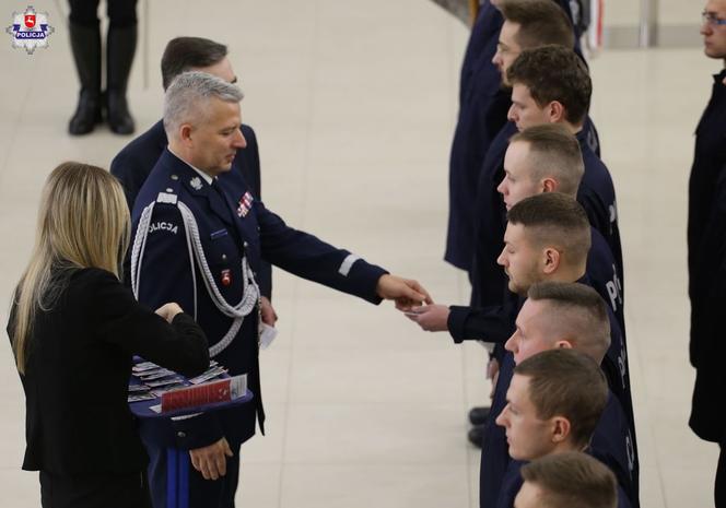 W lubelskiej policji jest więcej mundurowych. Za nimi uroczyste ślubowanie