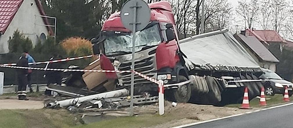 Wypadek TIRa na DK 78 w Chlewicach. Kierowca zasnął