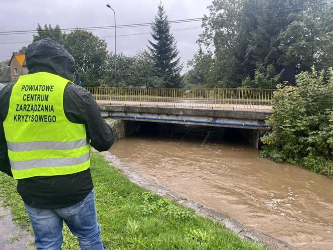 Przekroczone stany alarmowe na kilku rzekach, strażacy układają worki z piaskiem. Relacja live