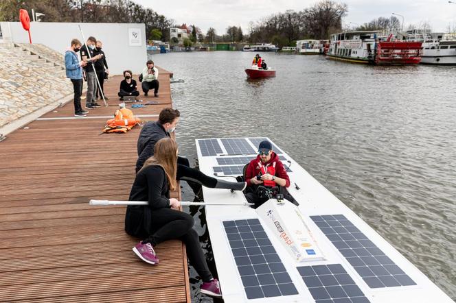 Studenci Politechniki Wrocławskiej zbudowali łódź napędzaną energią słoneczną