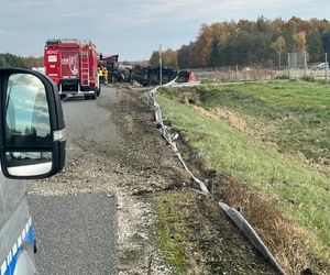 Incydent na A4 pod Tarnowem. Ciężarówka z 23 tonami farby przewróciła się na autostradzie