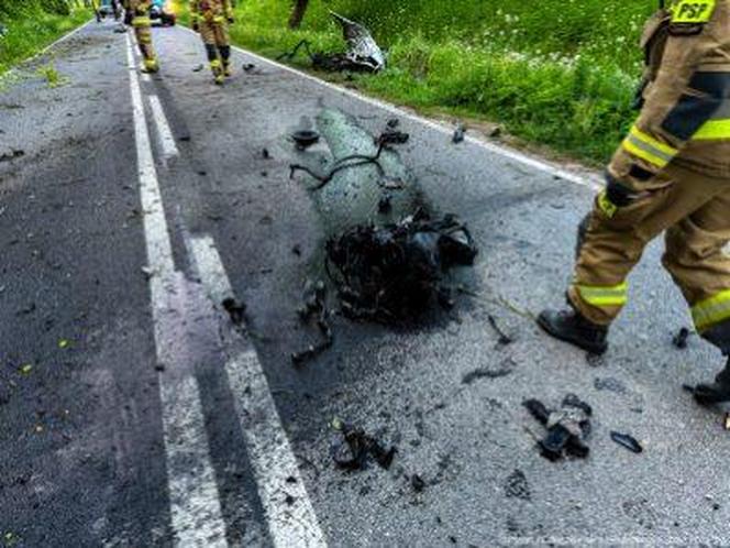 Tragiczny wypadek pod Węgorzewem. Samochód rozpadł się na pół. Kierowca zginął na miejscu