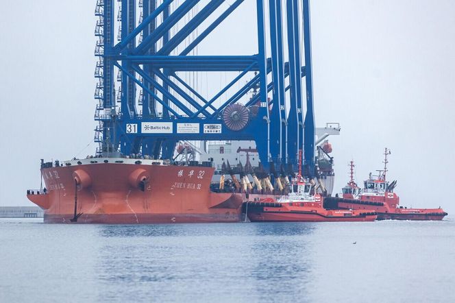 Gdańsk. Do nabrzeża Terminalu T3 na terenie Baltic Hub przybił statek Zhen Hua 32, na pokładzie którego do portu przypłynęły trzy ogromne suwnice przeznaczone do obsługi kontenerowców przy terminalu T3