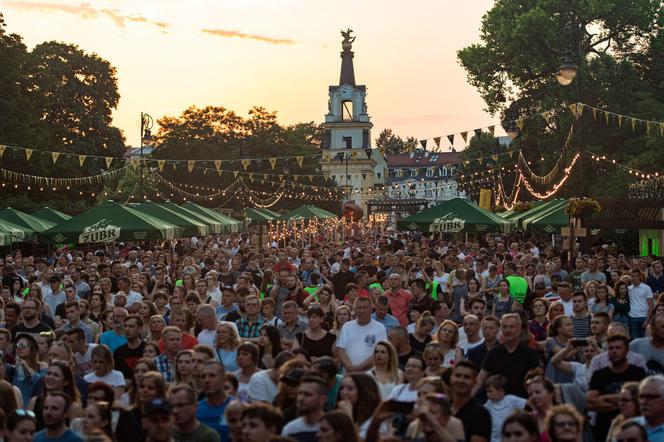 Urodziny Żubra w Białymstoku. Na placu tłumy białostoczan, na scenie Myslovitz