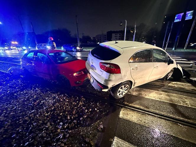 Warszawa, Wola. Dwie osobówki po zderzeniu wleciały na tory. Zablokowany ruch tramwajów