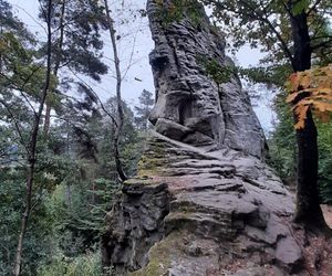 Ten głaz niósł sam diabeł. Poznaj historię Kamienia Leskiego