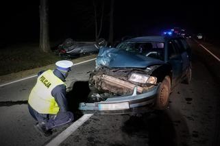 Passat rozwalony, Toyota na dachu. Wypadek koło Bytowa to wynik JAZDY NA ZDERZAKU