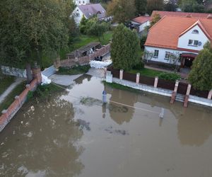 Powódź w Polsce 2024. Fala kulminacyjna przechodzi przez kolejne miasta. Wielkie sprzątanie w zniszczonych miejscowościach