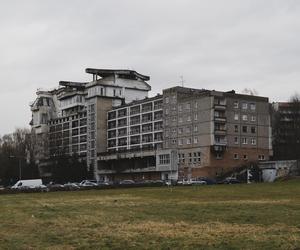 Dziwny blok w Jastrzębiu Zdroju - zobacz zdjęcia willi wybudowanej na bloku mieszkalnym