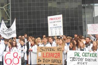 Białe kitle wypełniły Katowicki Rynek. Studenci ŚUM-u wsparli protest rezydentów [ZDJĘCIA, AUDIO]