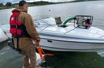  Tonęła łódka w Jeziorze Tarnobrzeskim. Strażacy musieli przerwać akcję [FOTO]