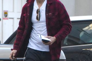 Maciej Zakościelny głaszcze kołdrę po rozwodzie