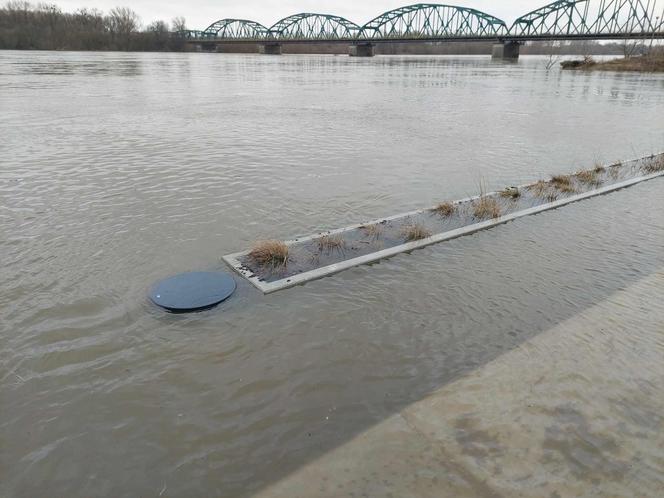 Wysoki stan Wisły w Fordonie. Pod wodą są śmietniki, ławki i donice na bulwarze