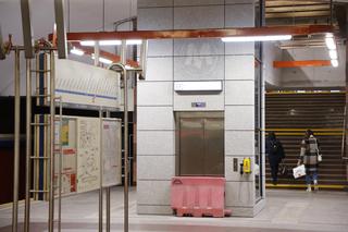 Nowe windy na stacji metra M1 Pole Mokotowskie w Warszawie