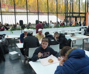 Tłumy na otwarciu Popeyes w Olsztynie. Rekordzista czekał w kolejce ponad 20 godzin