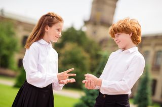 Pasowanie na ucznia. Jaki prezent dla pierwszoklasisty na pasowanie? Dekoracje, strój, życzenia