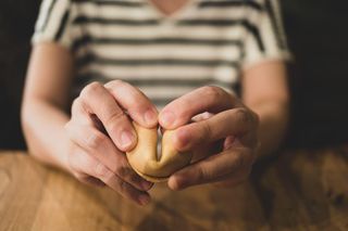 Ciasteczka z wróżbą na andrzejki. Przepis na ciasteczka, gotowe teksty do wydruku [PDF]