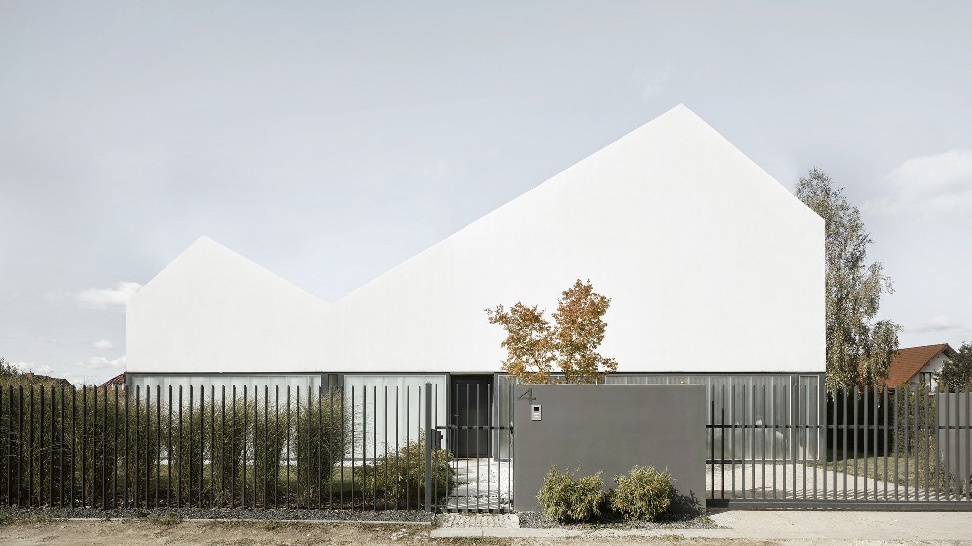 Biały dom w Łomiankach projektu moomoo architects