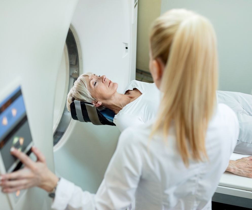 Dojrzała kobieta poddana badaniu tomografii komputerowej w szpitalu.