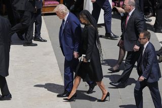 Gafy polityków na pogrzebie papieża Franciszka! Telefony i stroje