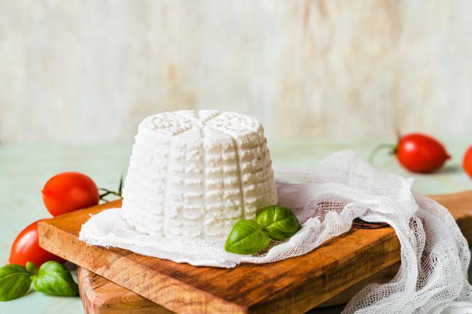 Domowa ricotta: jak zrobić w domu słynny włoski serek?