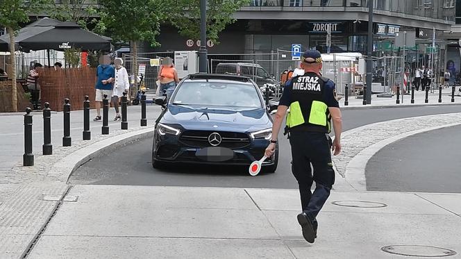 Co oni wyprawiają na Placu Pięciu Rogów?! Nowy plac a już...