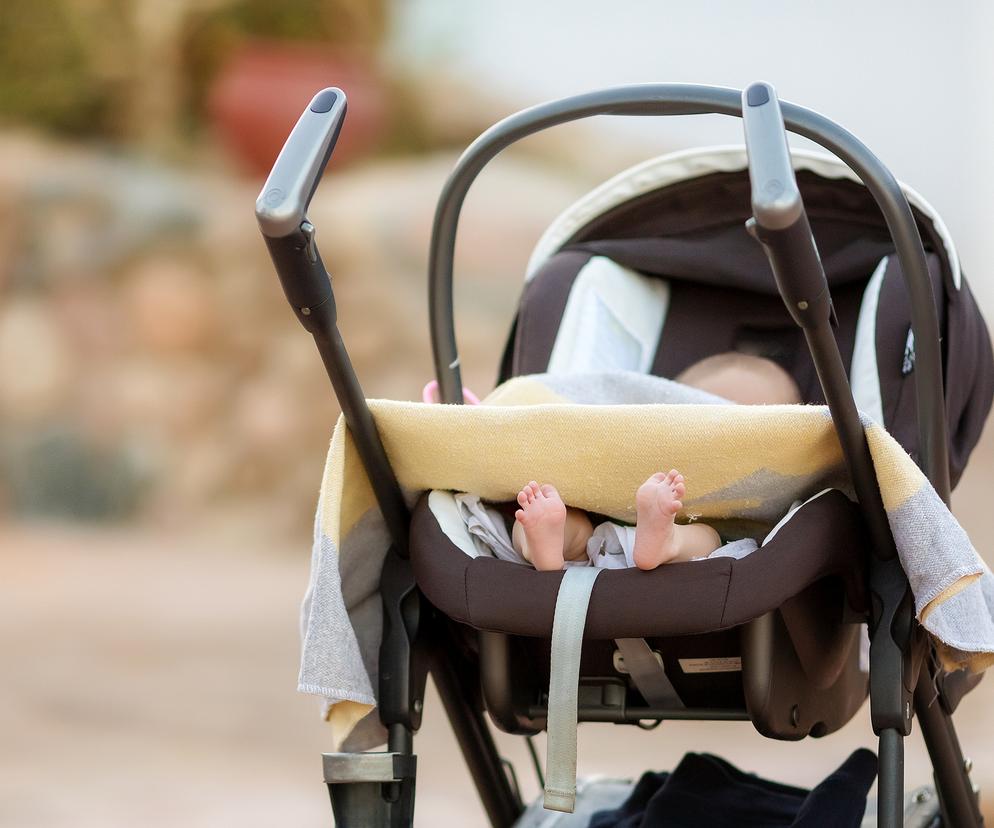 Tak próbowała uspokoić płaczące niemowlę na plaży. Te metody są już dawno zakazane