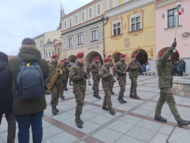 Wojskowa uroczystość na Rynku w Tarnowie