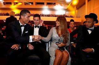 Cristiano Ronaldo wita się z partnerką Leo Messiego