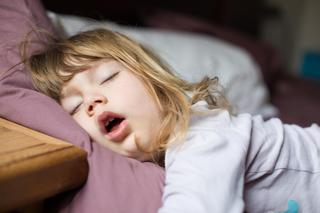 5 oznak, że twoje dziecko potrzebuje więcej snu. Pediatra podpowiada 