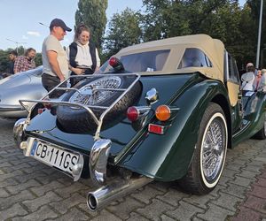 Motoryzacyjne legendy pod Torbydem. Bydgoskie Klasyki Nocą znów przyciągnęły tłumy