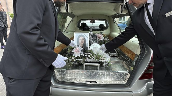 Tłumy na pogrzebie tragicznie zmarłej Mai. Kościół w Działdowie wypełniony po brzegi