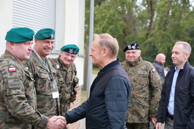 Donald Tusk i Władysław Kosiniak-Kamysz podczas wizyty na Centralnym Poligonie Sił Powietrznych w Ustce